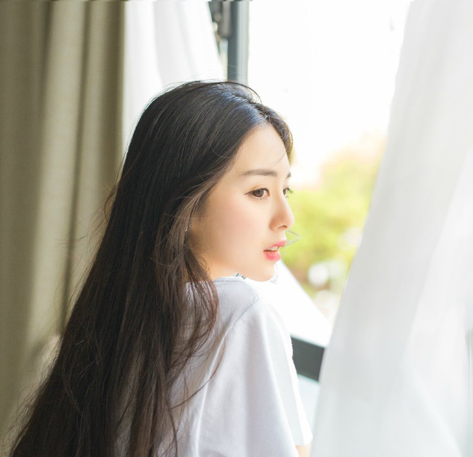 “血腥味儿~”虎卫统领抬头，冷冷的看向前方，沙哑的声音里，带着一股对鲜血的狂热，山道上空无一人，远处已经能够看到的军营也是冷清清一片，看不出有丝毫人烟。